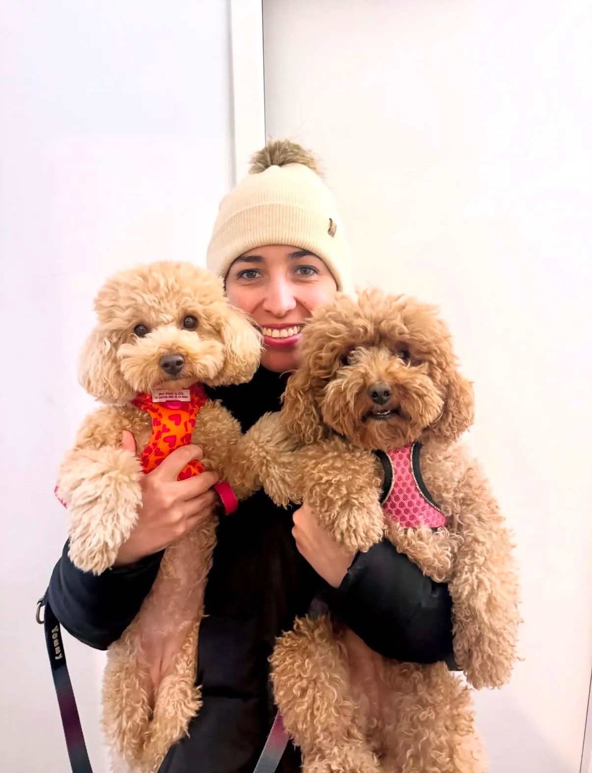 Mariana à la garderie canine tenant tendrement deux caniches pendant la journée de garde à Barcelone