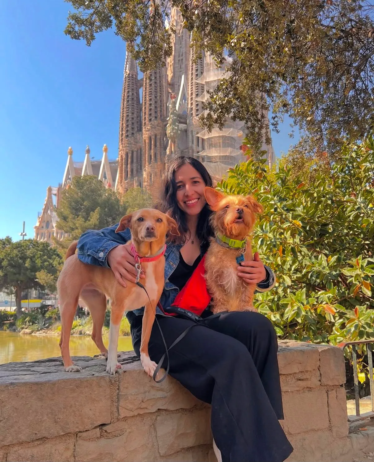 Mariana avec deux petits chiens devant la Sagrada Família lors d'une promenade à Barcelone